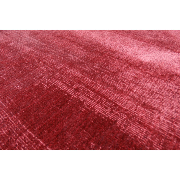 Laagpolig rood karpet